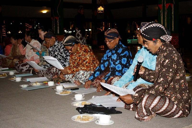 Kumpulan Contoh Tembang Macapat Pocung Berbagai Tema dalam Bahasa Jawa dan Artinya